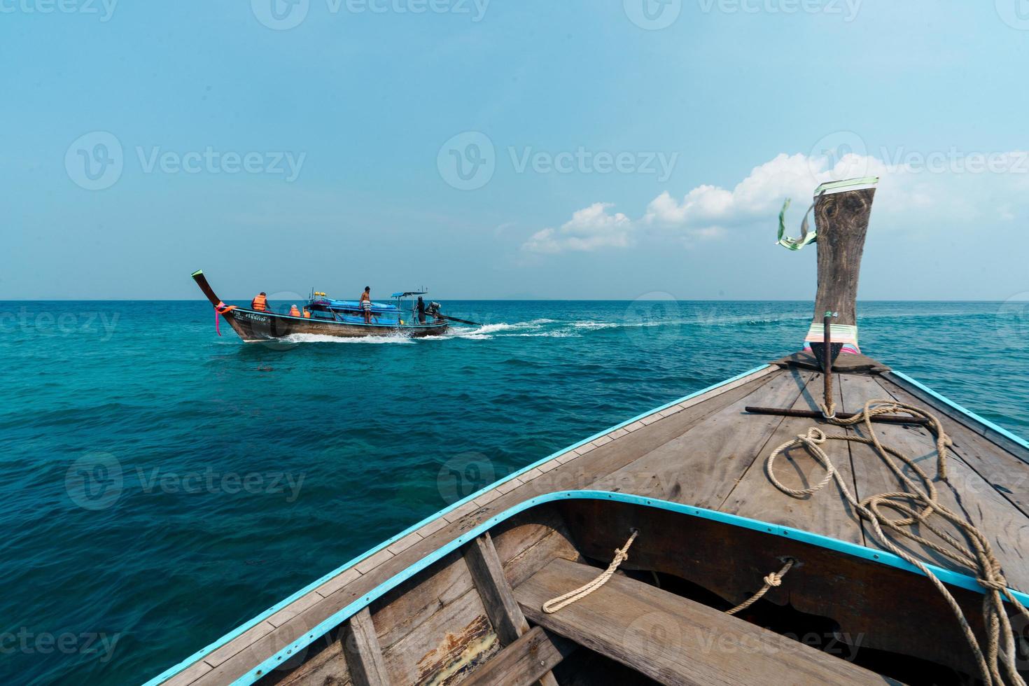 passeios de barco nos mares e ilhas, viajar em um barco de cauda longa foto