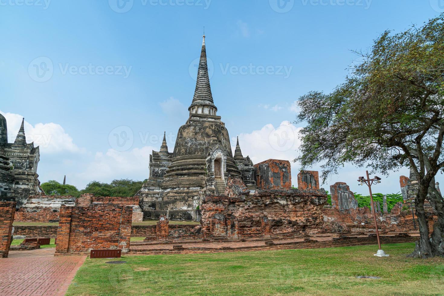 templo wat phra sri sanphet no recinto do parque histórico de sukhothai, um patrimônio mundial da unesco na tailândia foto