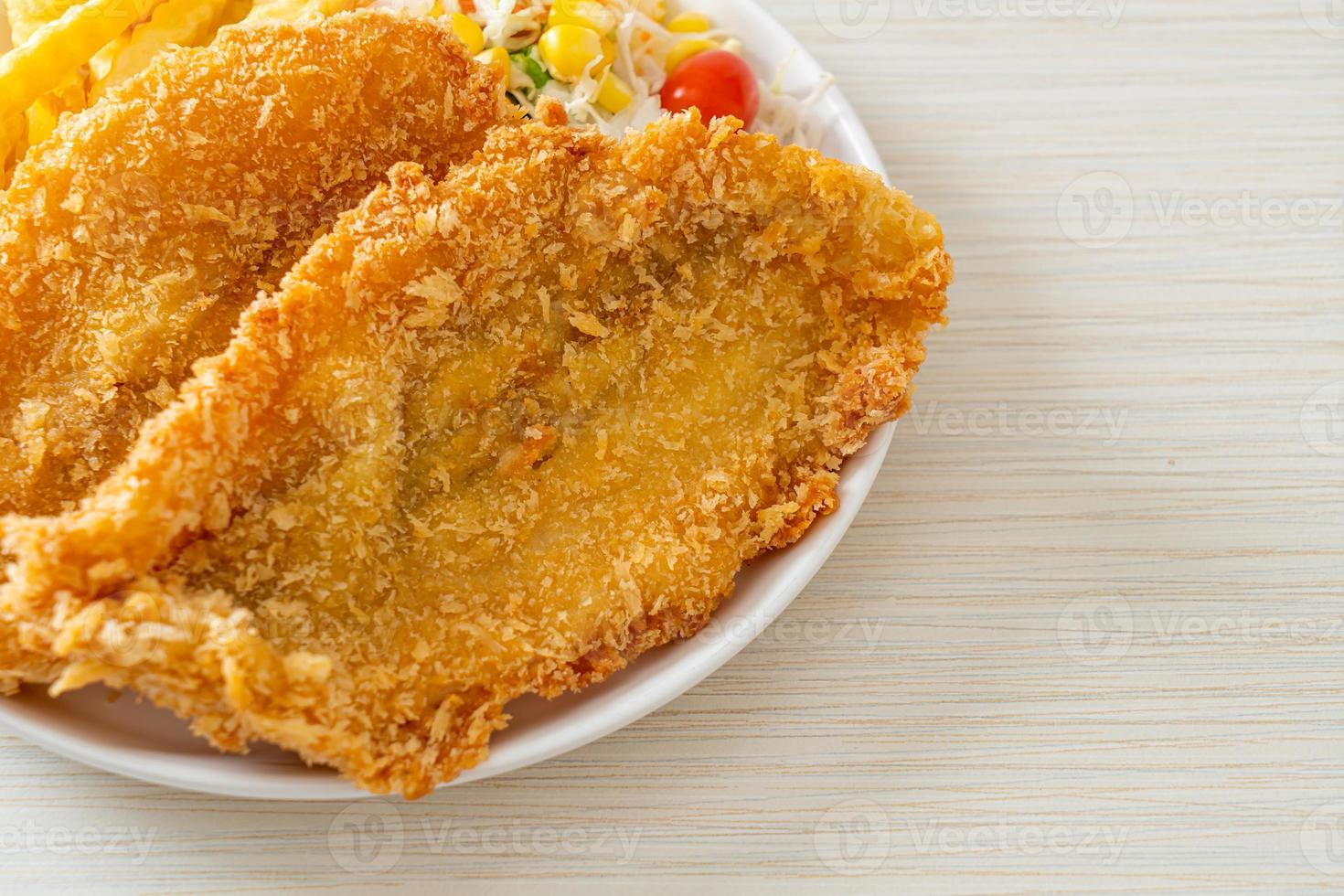 peixe e batatas fritas com mini salada foto