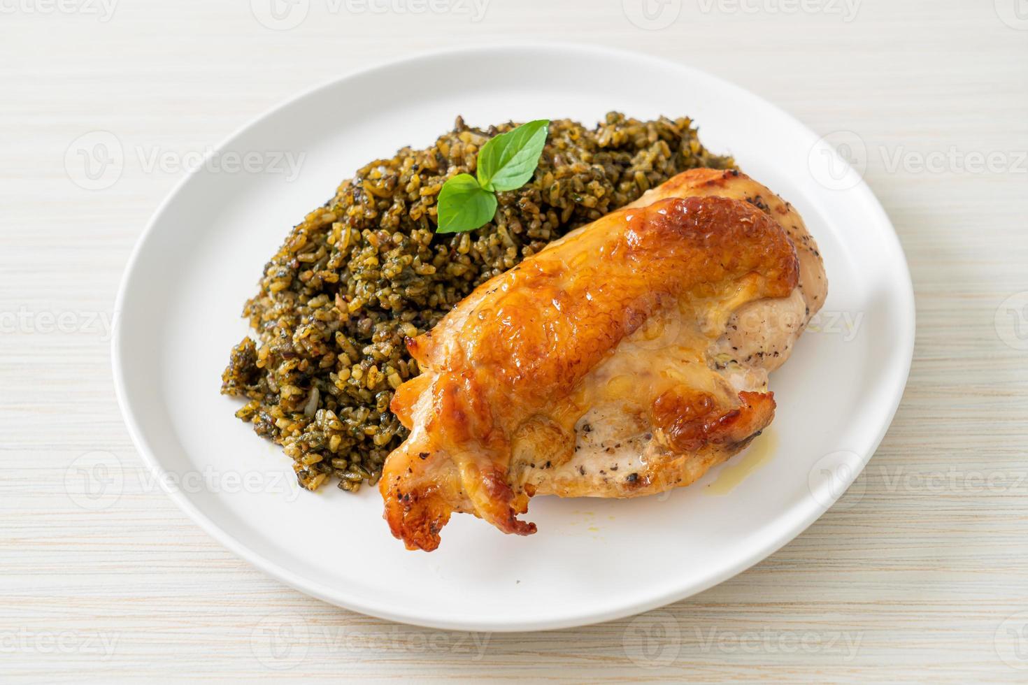 Arroz frito ao pesto com frango grelhado foto