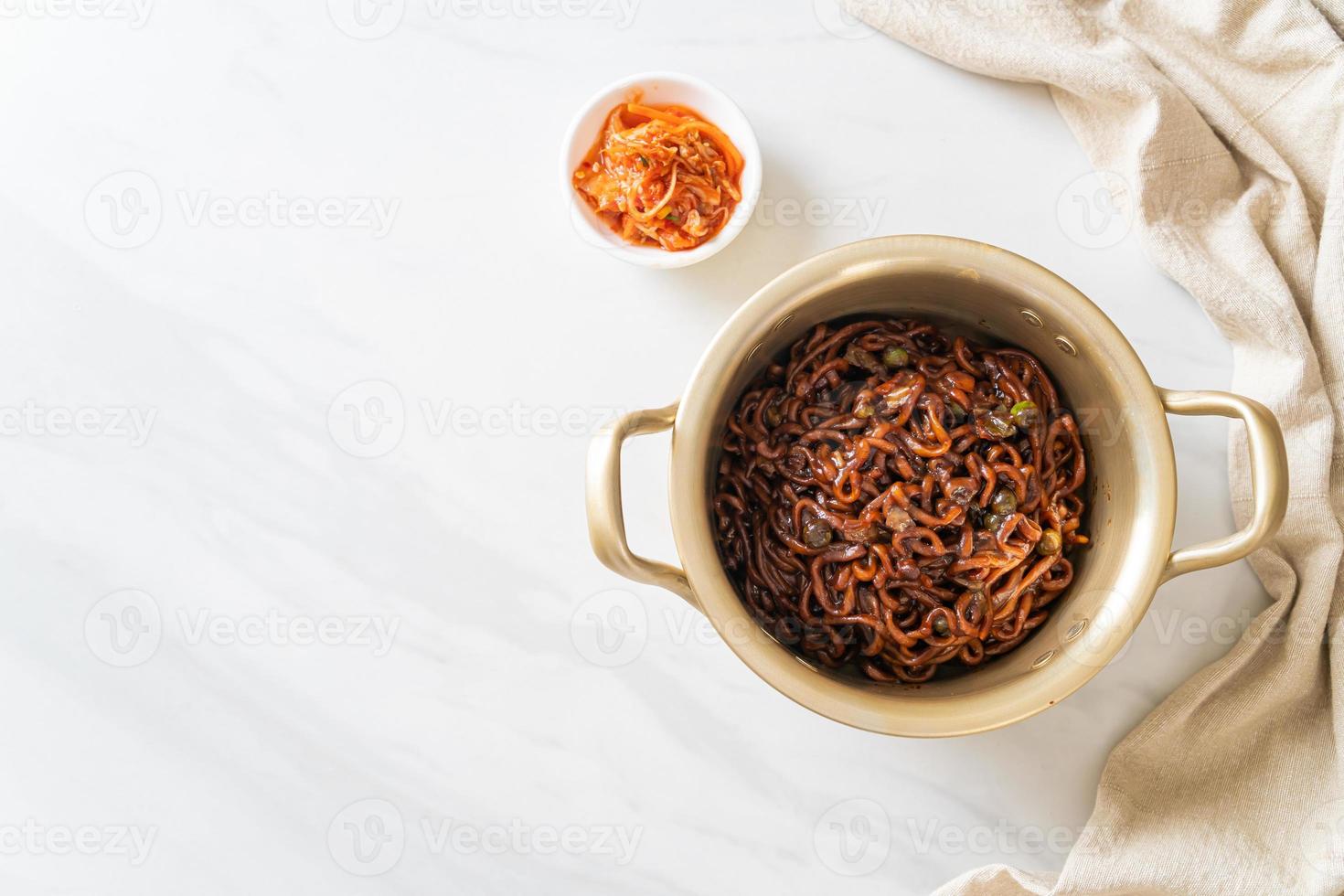 espaguete preto coreano ou macarrão instantâneo com molho de chajung assado foto