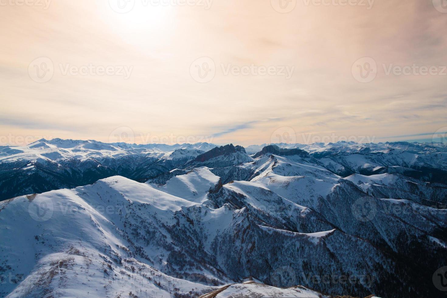 inverno do sol da montanha foto
