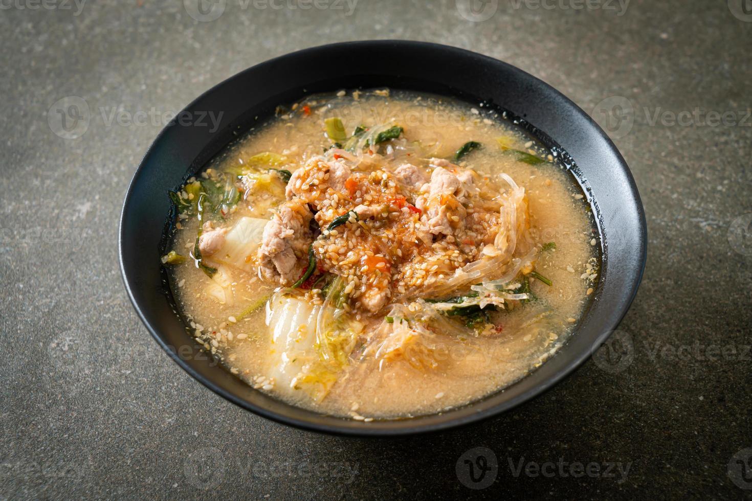 sopa sukiyaki com carne de porco em estilo tailandês foto