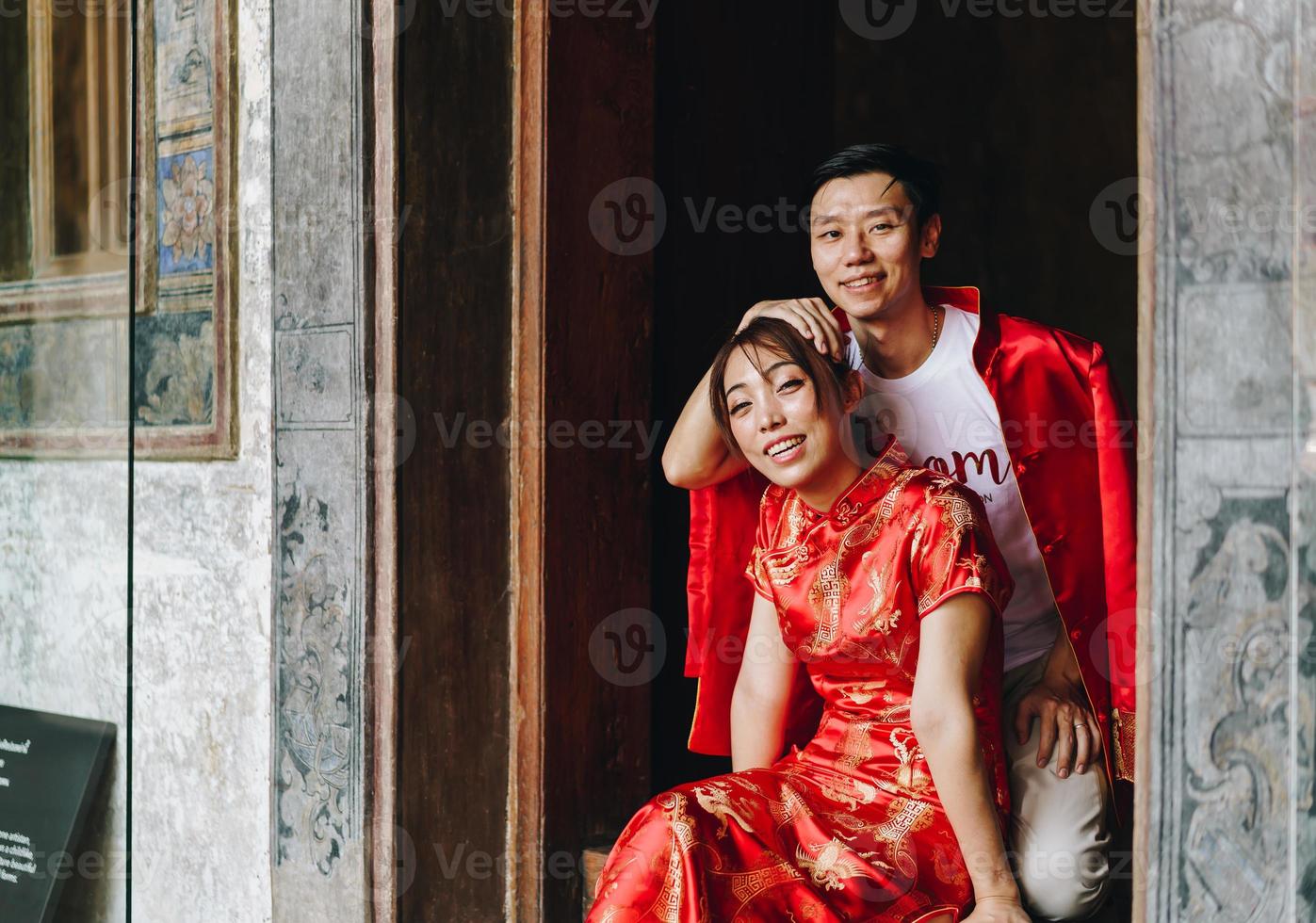 feliz jovem casal asiático em vestidos tradicionais chineses foto