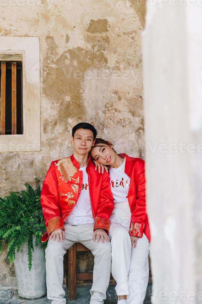 feliz jovem casal asiático em vestidos tradicionais chineses foto