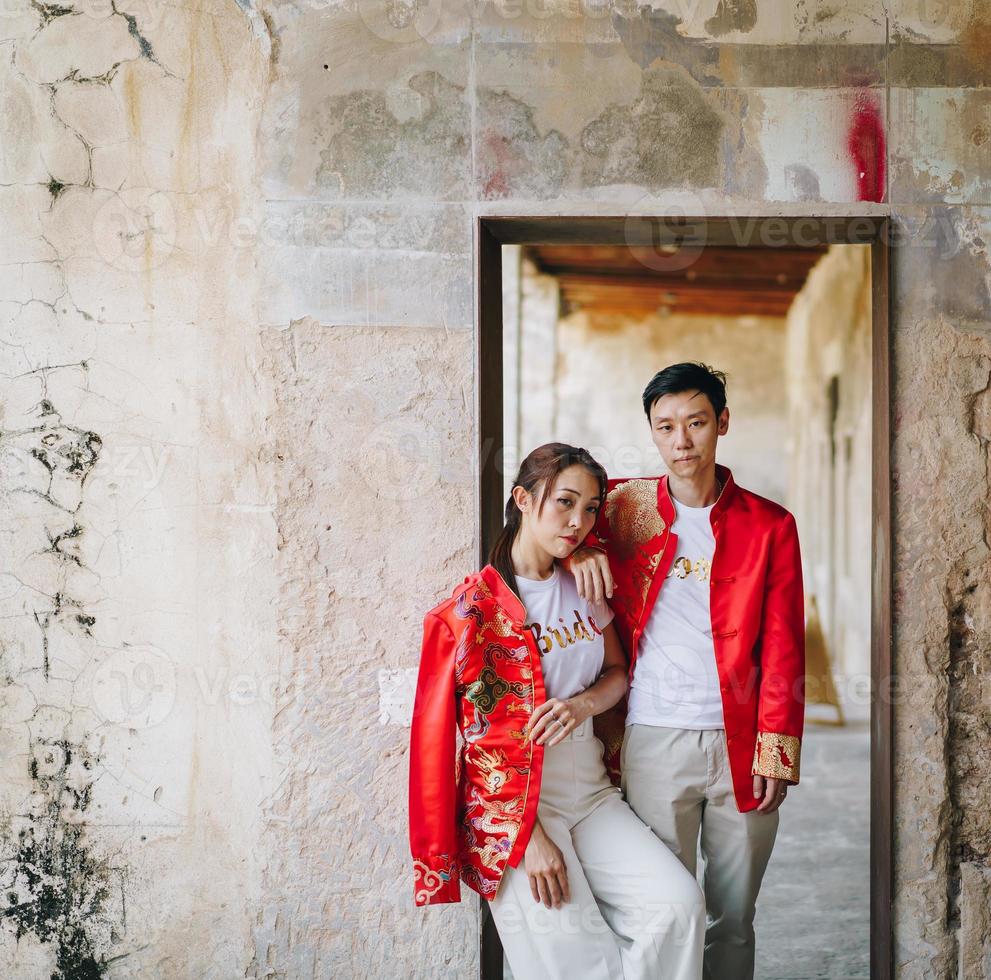 feliz jovem casal asiático em vestidos tradicionais chineses foto