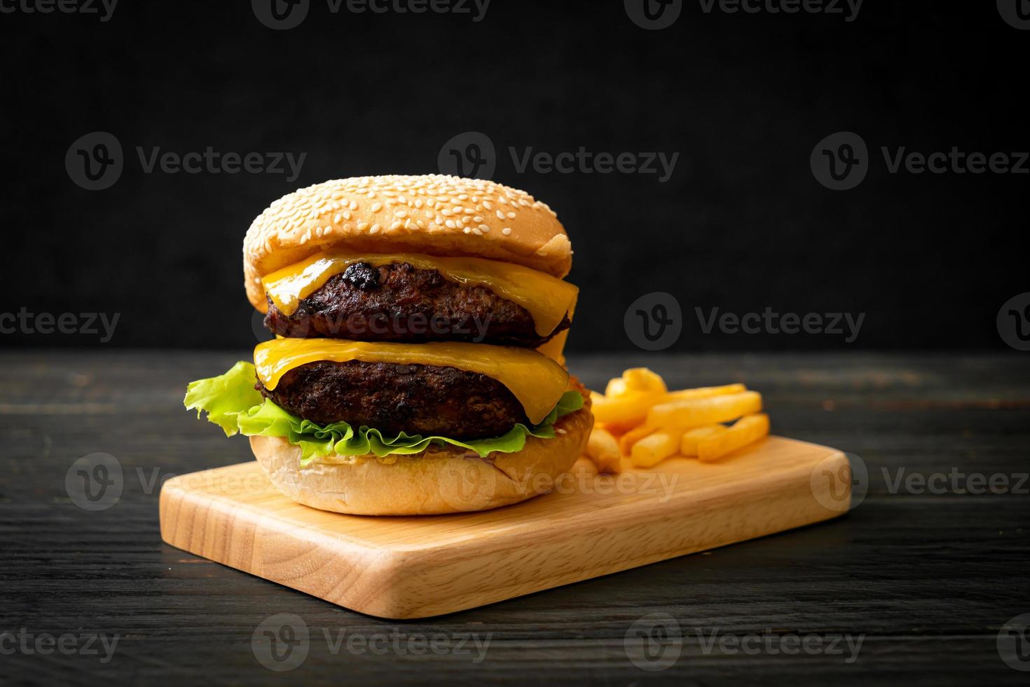 hambúrguer ou hambúrguer de carne com queijo e batatas fritas foto