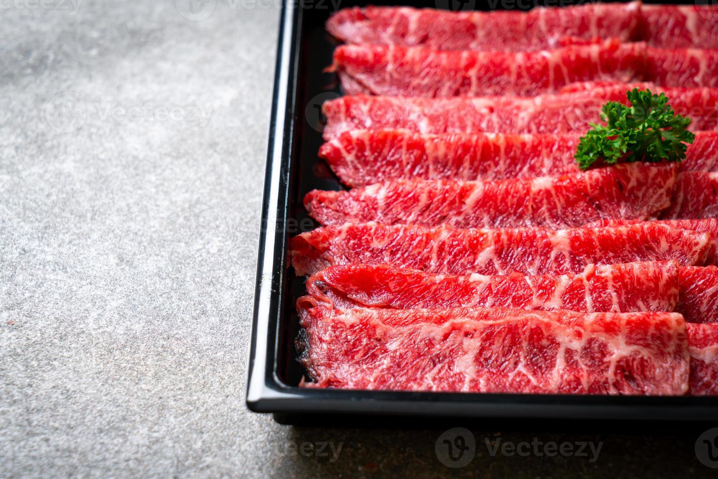 carne fresca crua fatiada com textura marmorizada foto