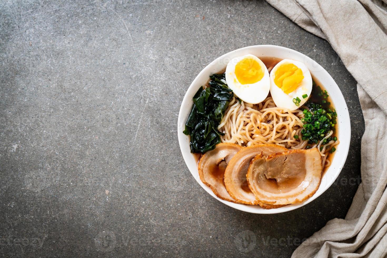 macarrão shoyu ramen com porco e ovo foto