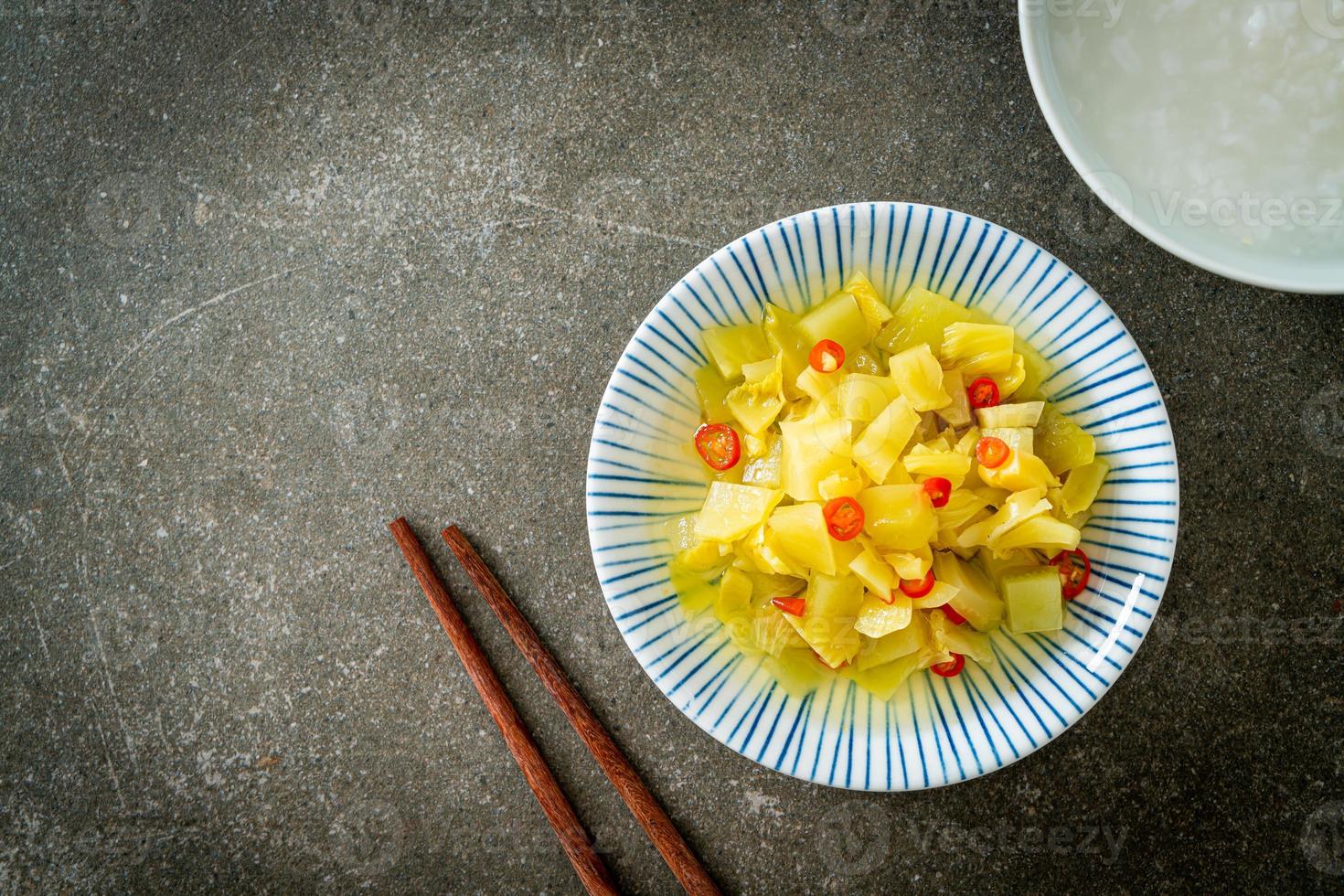 Salada picante de repolho em pickle ou aipo com óleo de gergelim foto