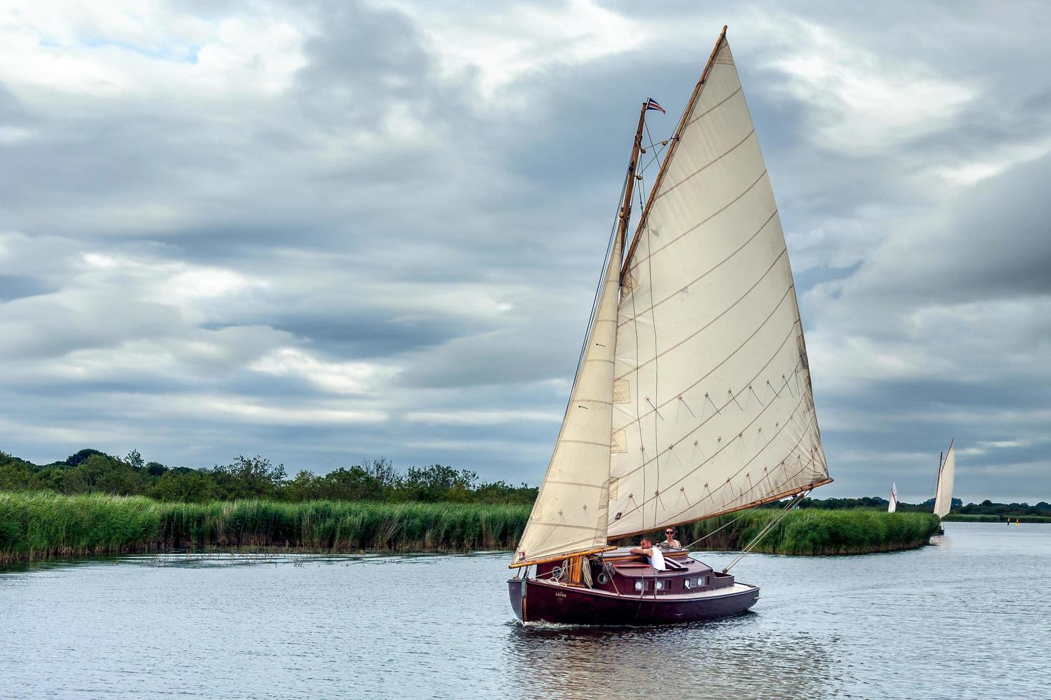 hickling broad, norfolk, reino unido, 2008. navegando no norfolk broads foto