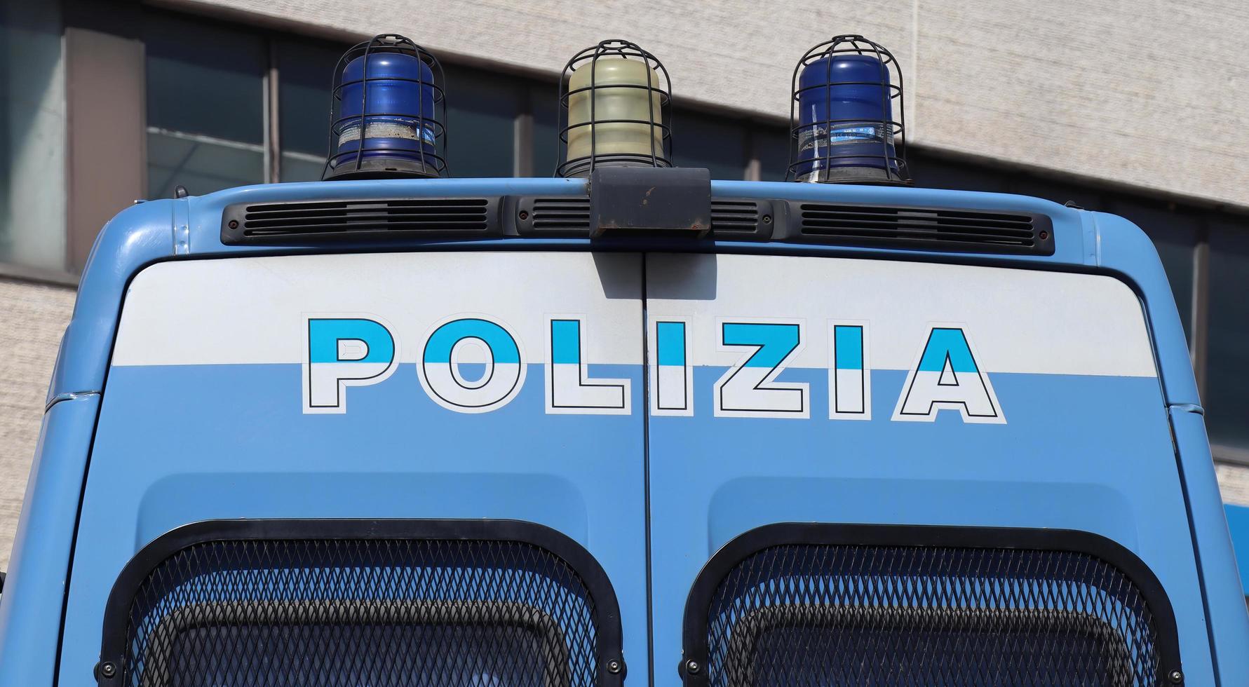 van traseira da polícia italiana com logotipo da polizia. Itália foto