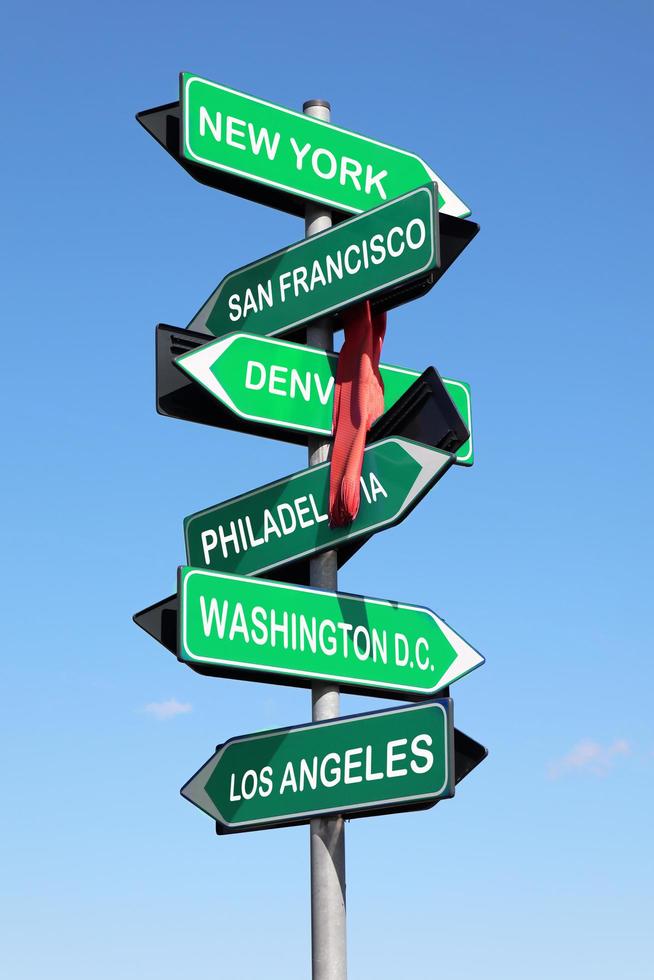 sinal de trânsito com nomes de cidades americanas. Nova York, Washington, Los Angeles, Denver, São Francisco, Los Angeles, Filadélfia. foto