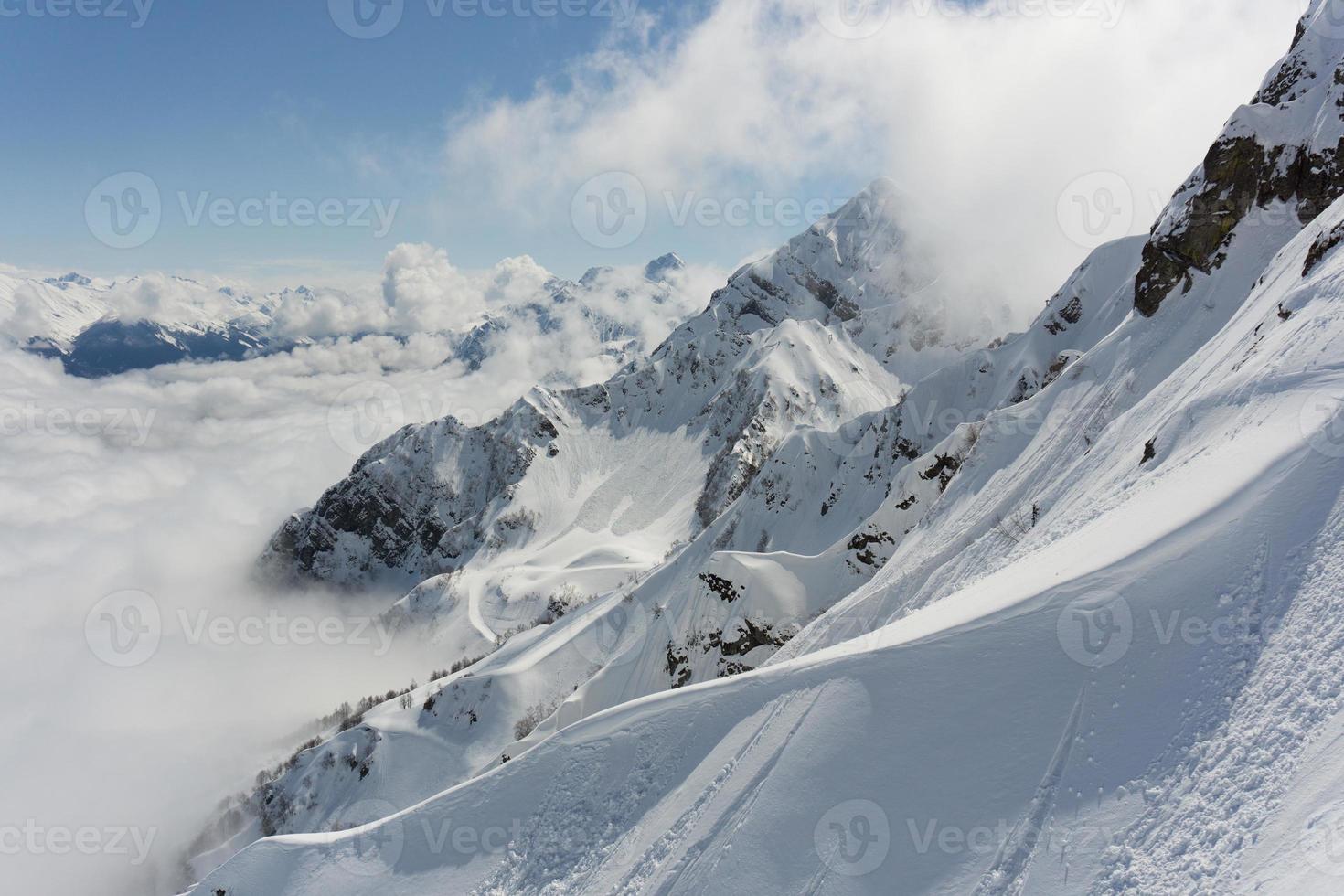 montanhas de inverno e céu nublado foto