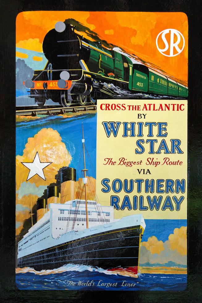 Horsted Keynes, West Sussex, Reino Unido, 2011 antigo cartaz ferroviário do sul na estação foto