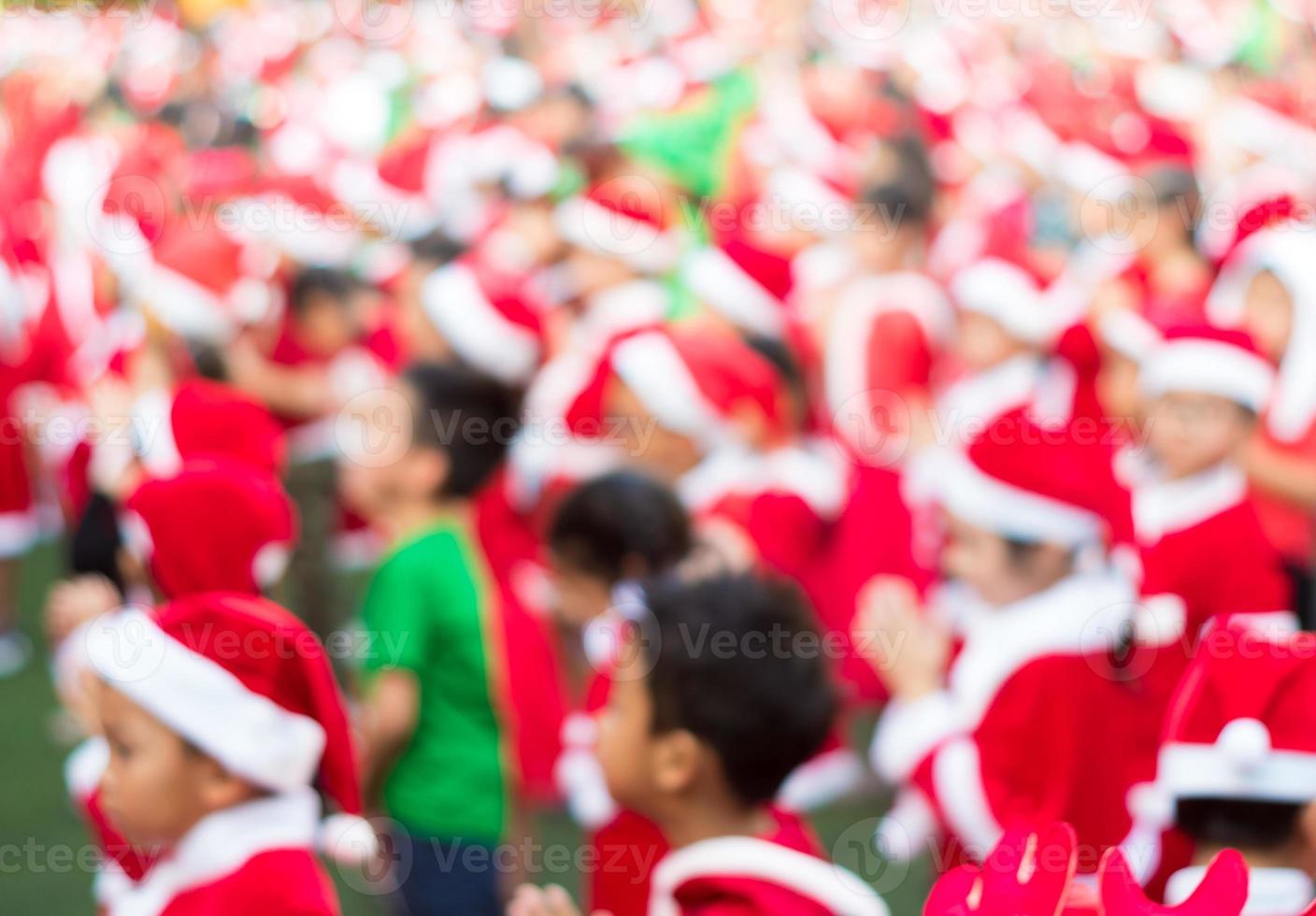 estudante em traje de tema vermelho na festa de natal da escola primária foto