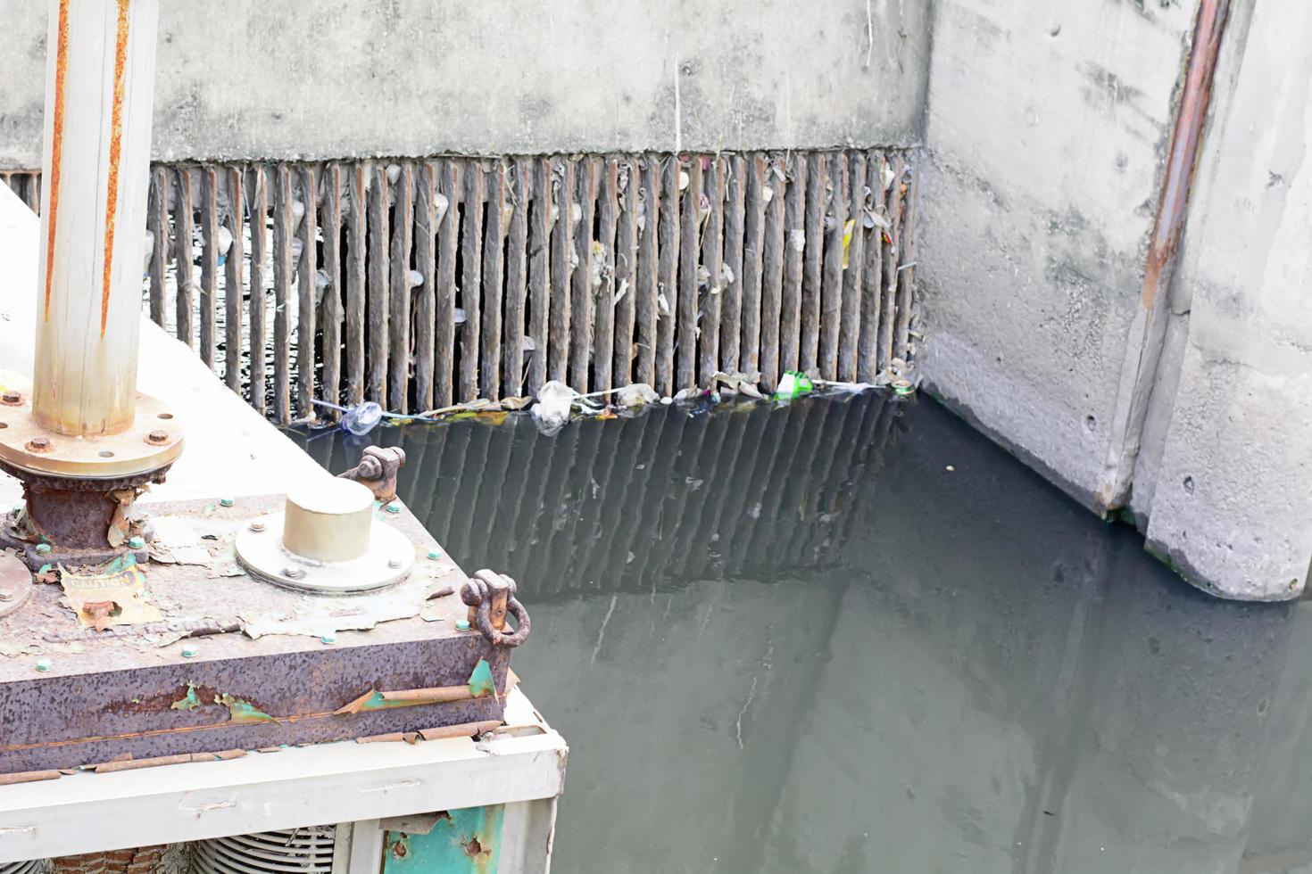 canal poluído em bangkok foto