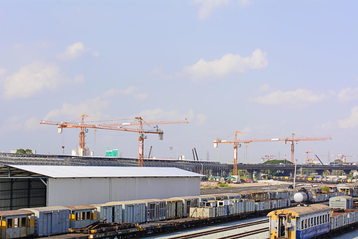 guindaste de torre é o equipamento crítico na construção. foto