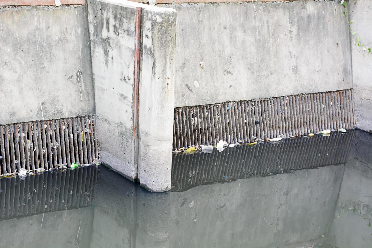 canal poluído em bangkok foto