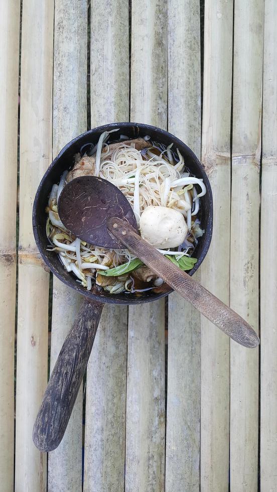 macarrão em sopa de carne de porco engrossar foto