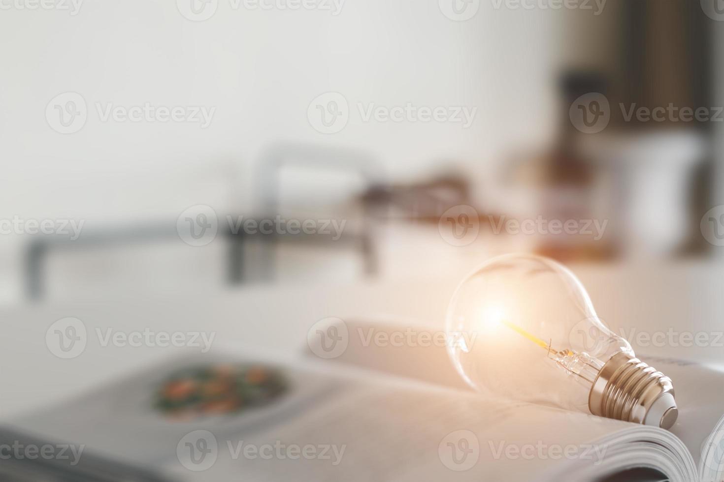 livros ou livros didáticos com lâmpadas fluorescentes, aprendizado pessoal ou conhecimento educacional, educação empresarial, ideias de negócios ou ideias de educação em casa. foto