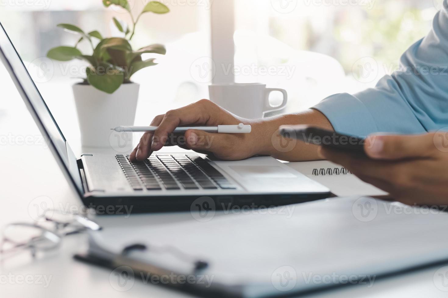 trabalho usando telefone celular digitando computador laptop de bate-papo móvel entre em contato conosco em locais de trabalho, planejando ideias investidores pesquisando na internet, ideias conectando pessoas. foto