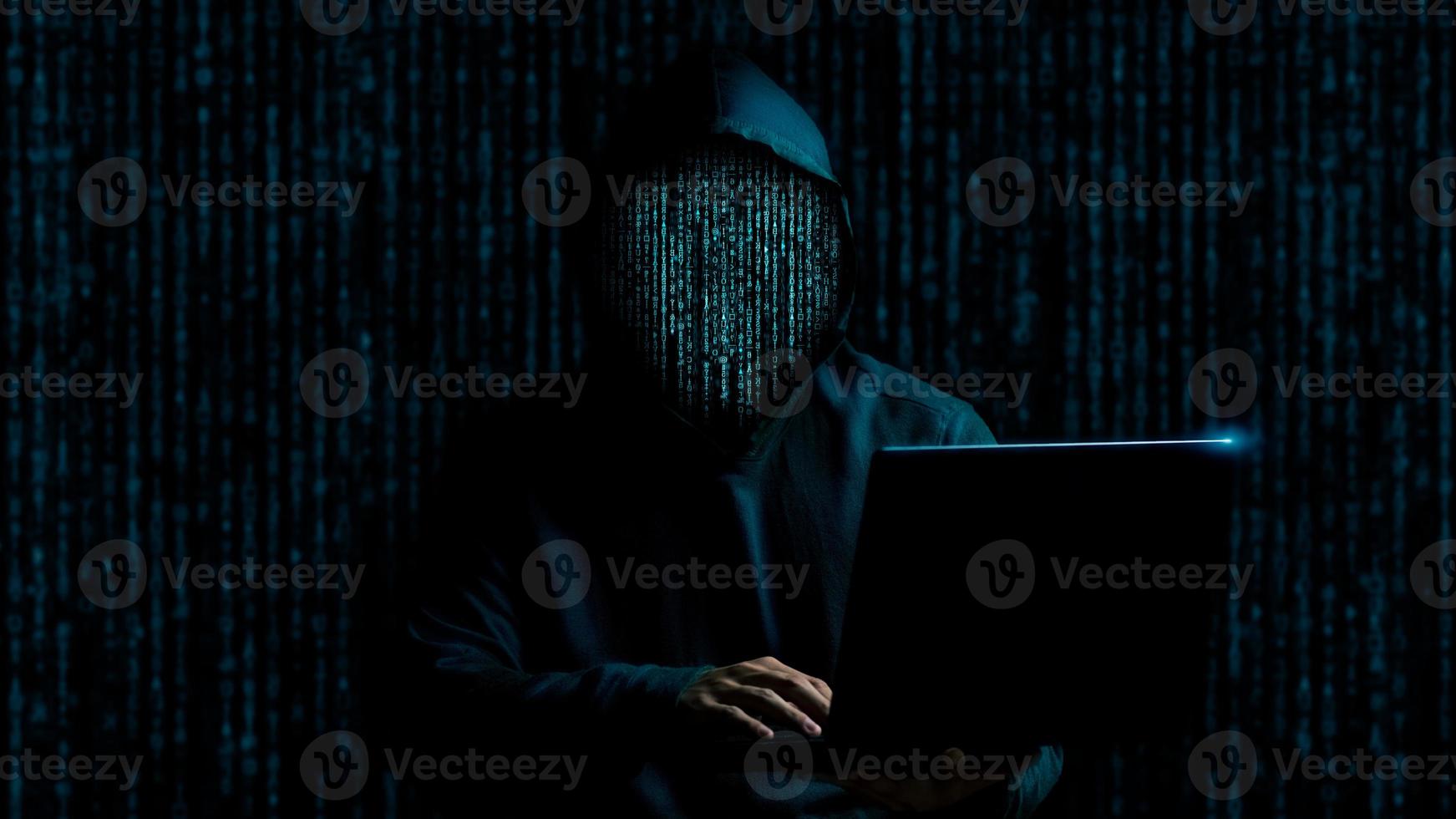 rosto de hacker feito com hacker de computador anônimo de código binário, ataque cibernético, hacker usando o laptop, hackeando a internet, conceito de segurança de dados de hacker. foto