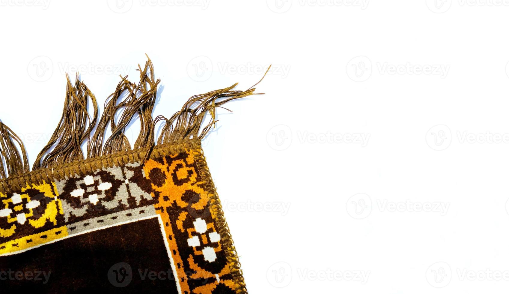 tapete de oração sajadah isolado no fundo branco foto