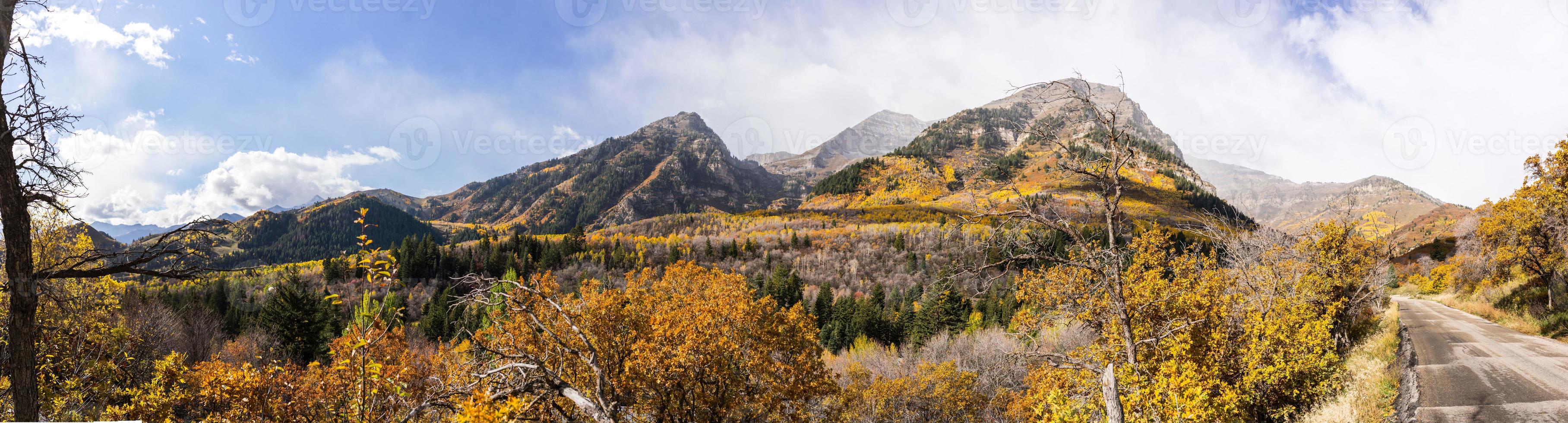 outono nas montanhas wasatch ao longo do circuito alpino (utah) foto