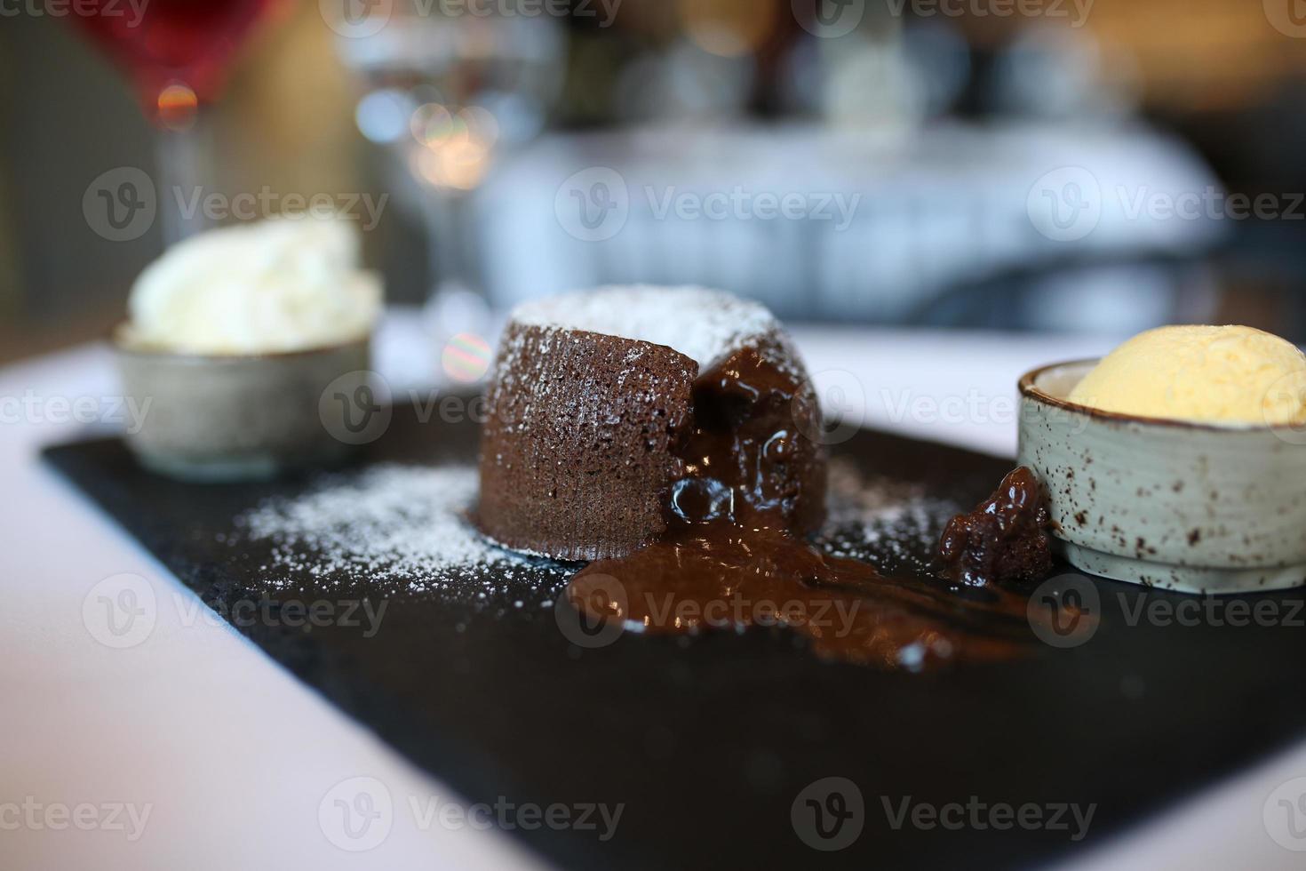 bolo de lava suflê de chocolate foto