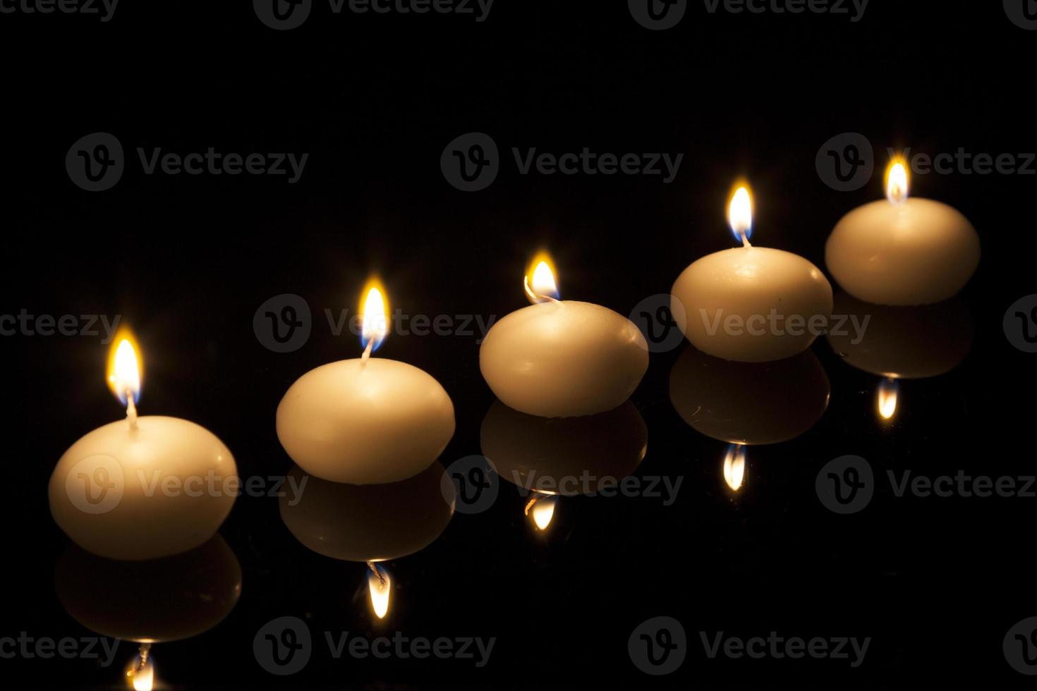 linha de velas em um fundo preto foto