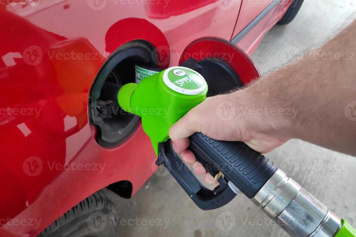 homem enchendo o tanque do carro foto