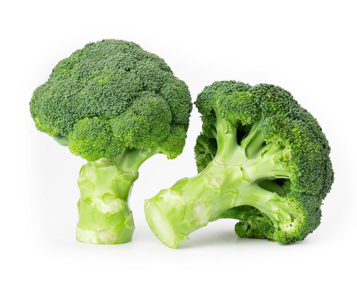 dois brócolis isolados no fundo branco foto