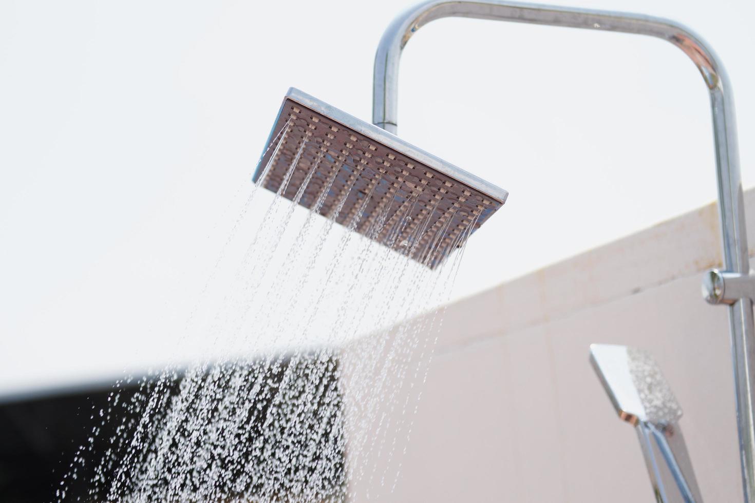 água fluindo do chuveiro no banheiro ao ar livre foto