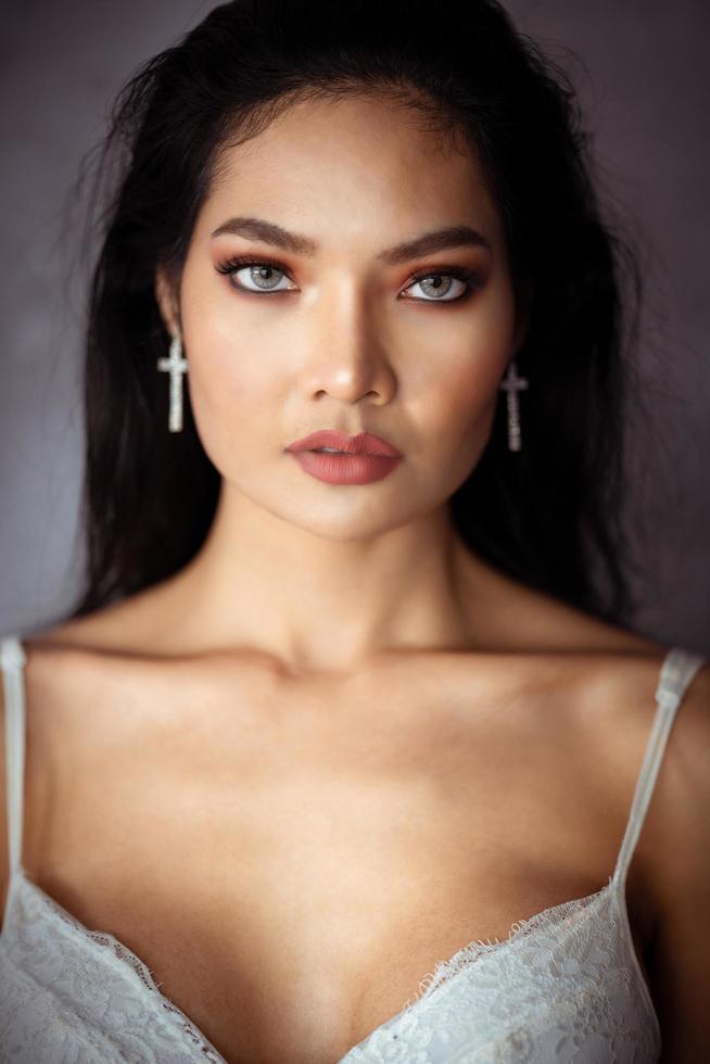 retrato de tiro na cabeça de menina sexy jovem mulher asiática usando como plano de fundo cosméticos mulher maquiagem moda pessoas modelo foto