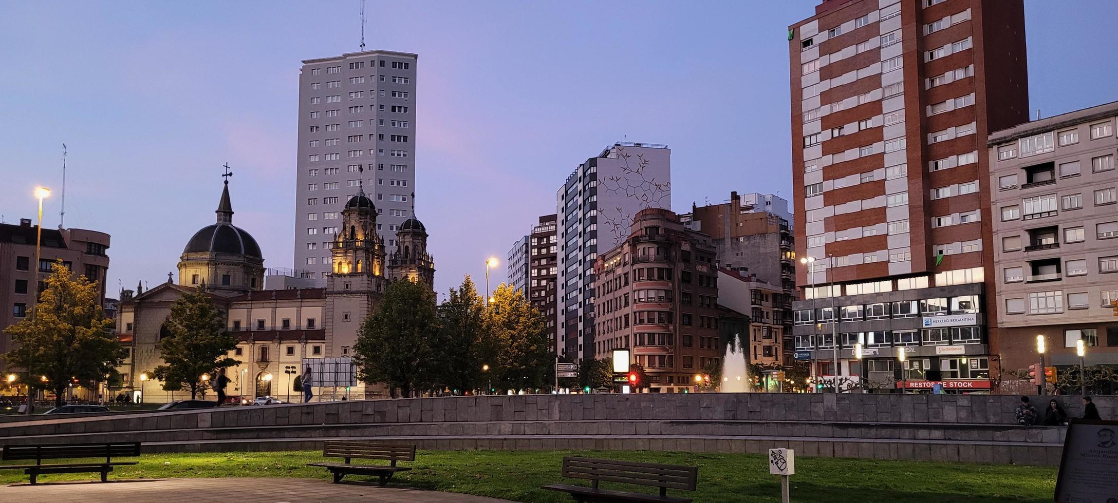 gijon, vista da cidade à noite, astúrias, espanha, abril de 2022 foto