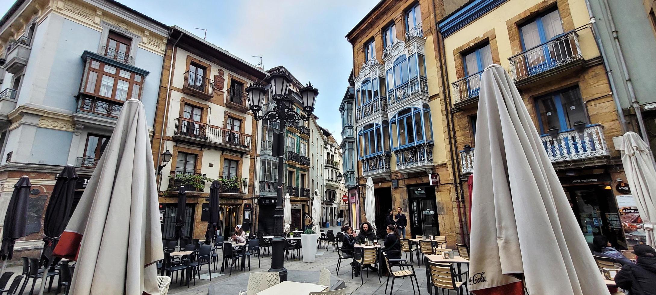 ruas da cidade velha de oviedo, astúrias, espanha, abril de 2022 foto