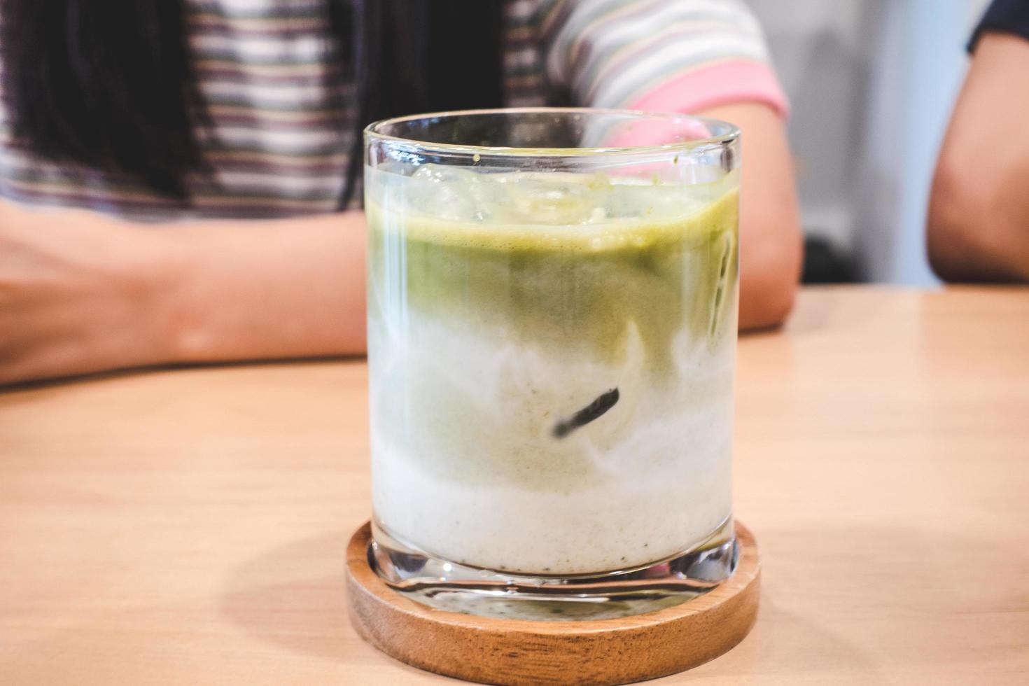 gelo matcha latte em uma mesa de madeira. foto