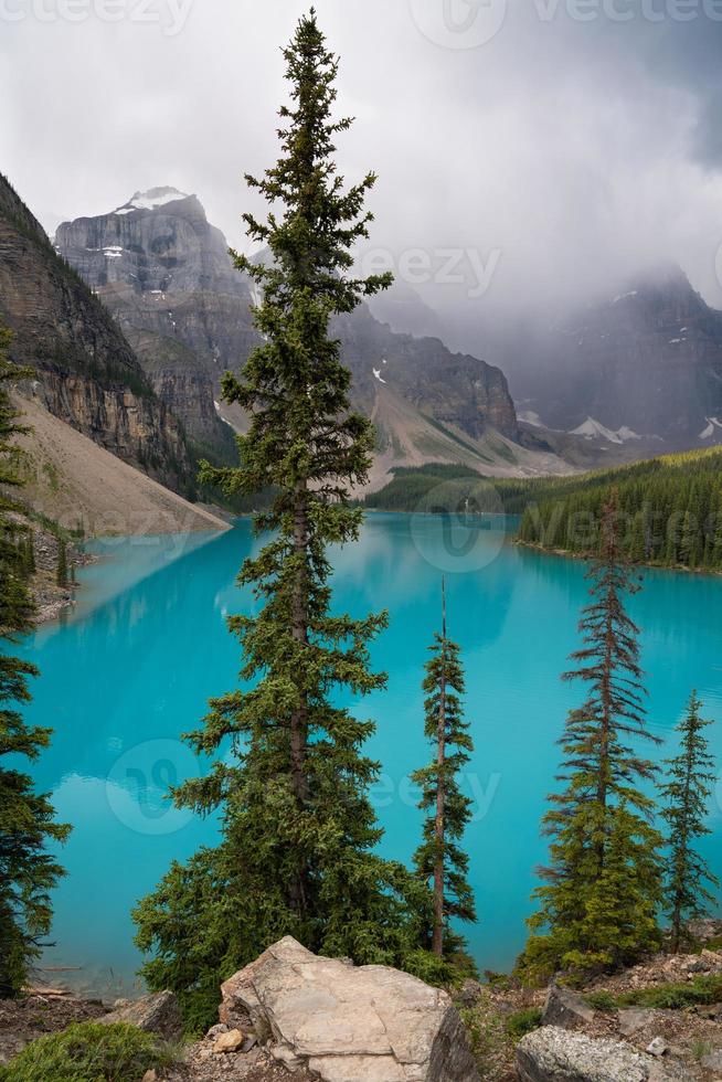 lago moraine, parque nacional de banff, alberta, canadá foto