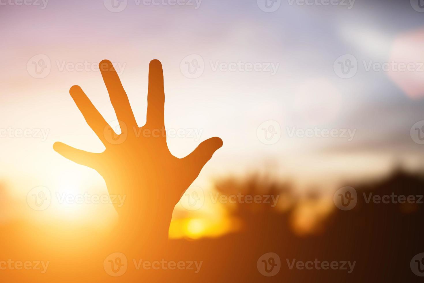 forma de mãos para o sol. foto