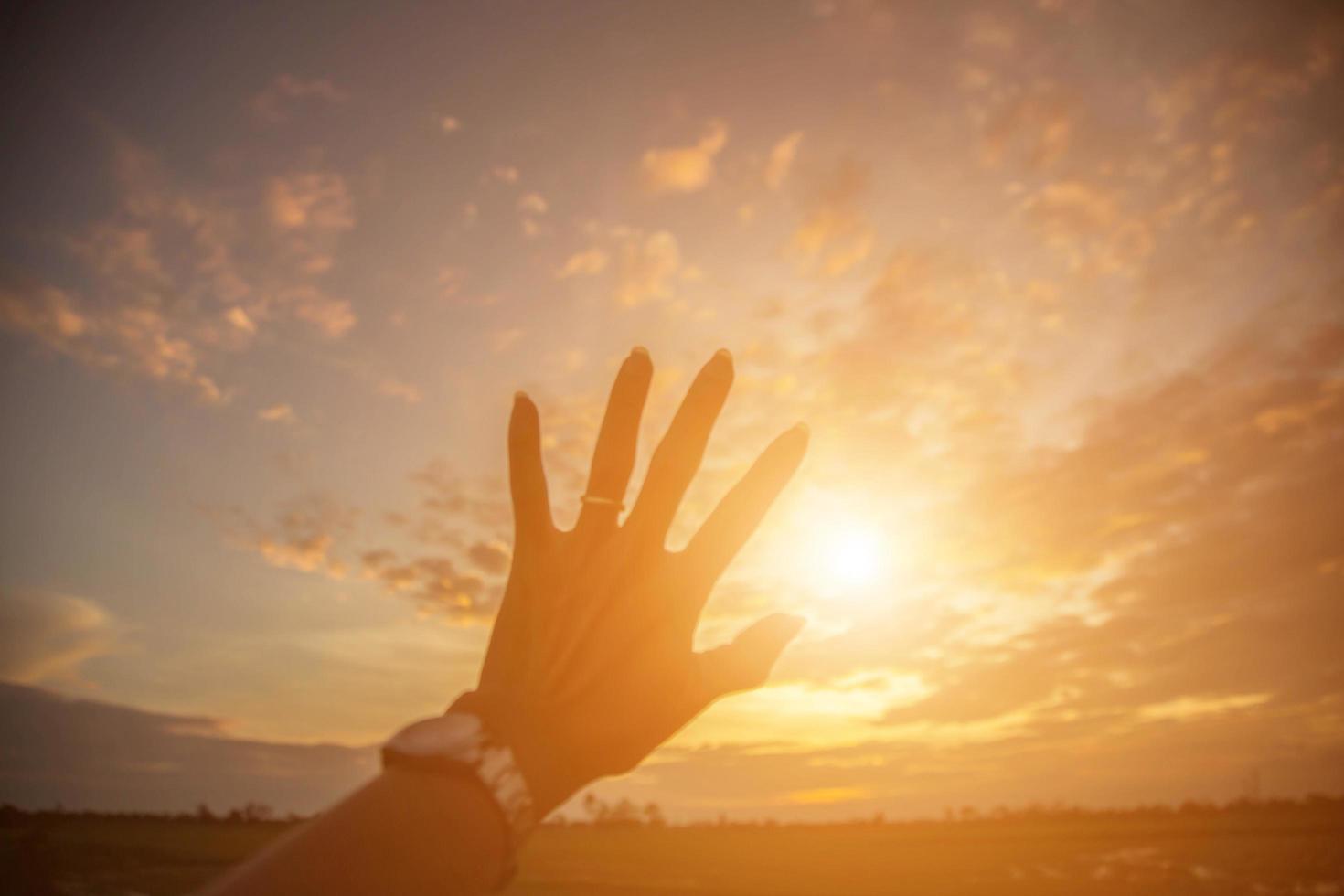 forma de mãos para o sol. foto