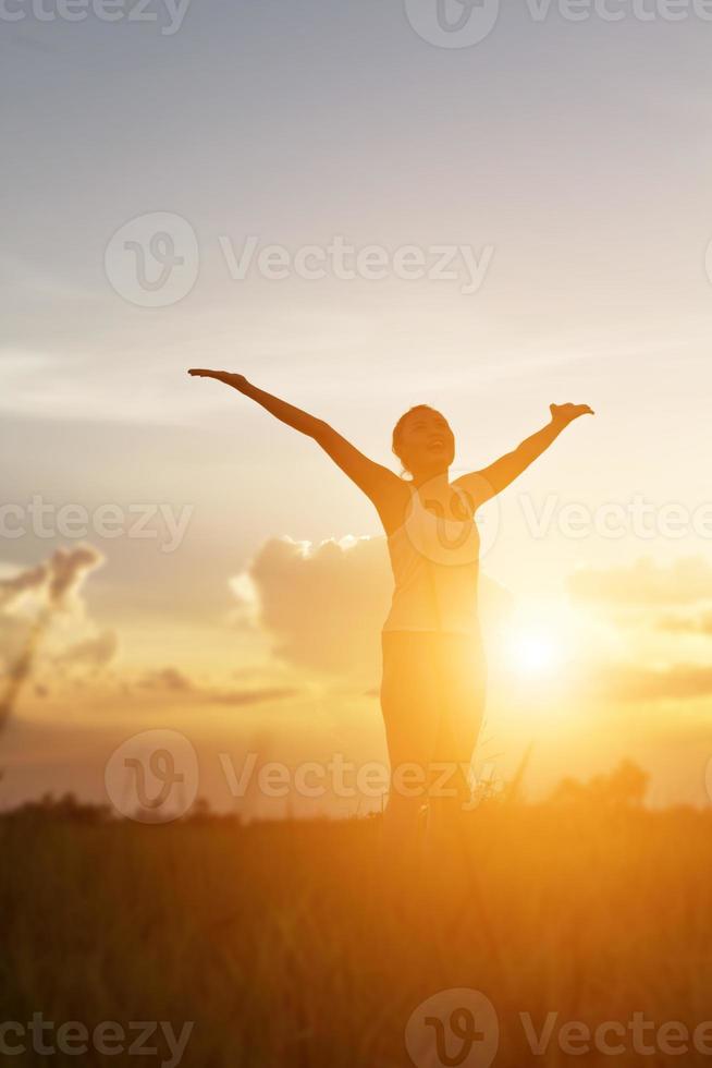 jovem levanta as mãos para seu sucesso, conceito de sucesso na vida. foto