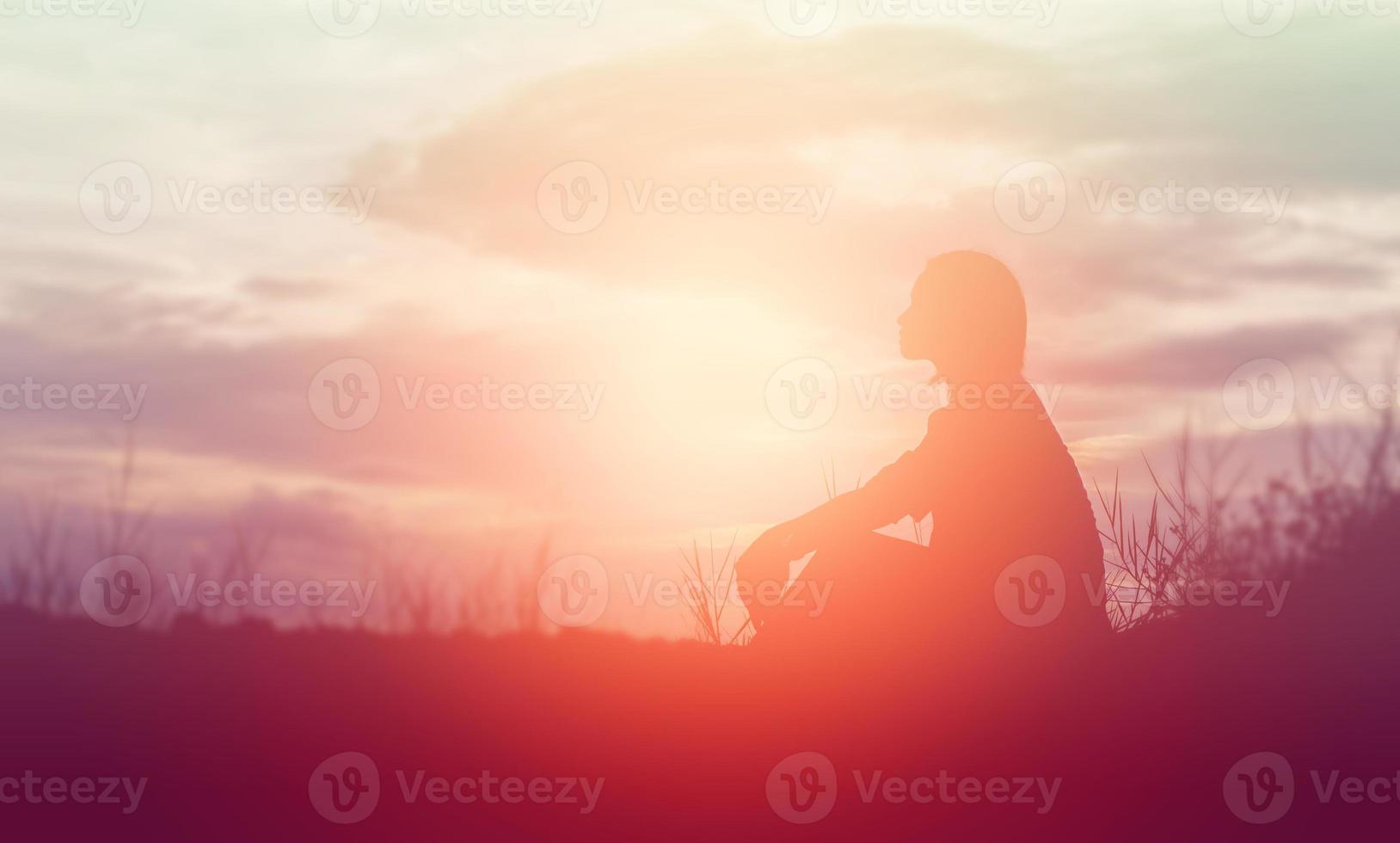 Foto de Triste Mulher Sentada Sozinha e mais fotos de stock de