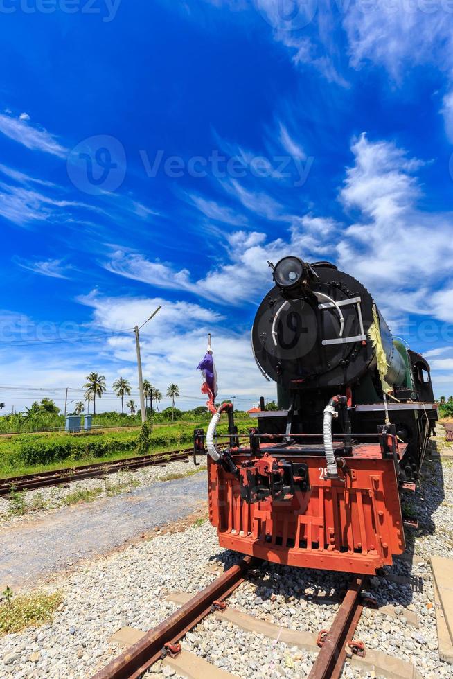 trens a vapor antigos na estação com fundo de céu azul foto