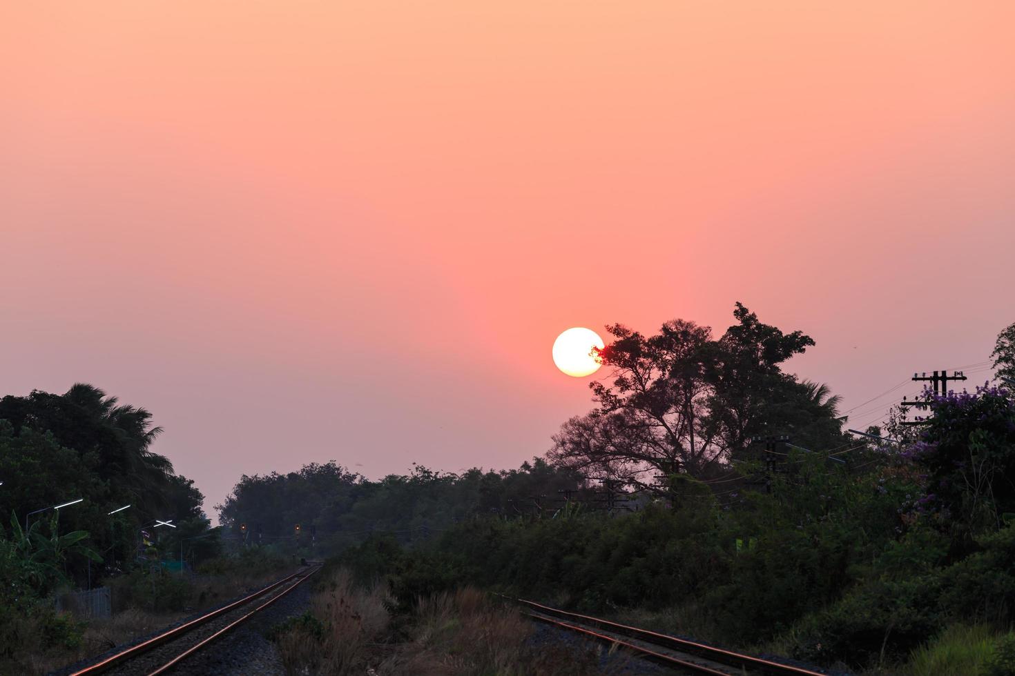 pôr do sol sobre a ferrovia foto