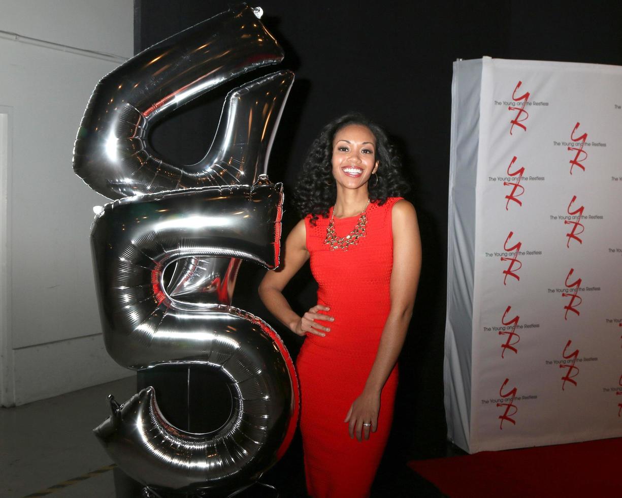 los angeles, ca, mar 2018 - mishael morgan no the young and the restless comemora 45º aniversário foto