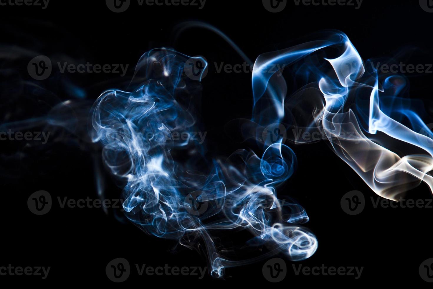 fumaça colorida em fundo preto foto
