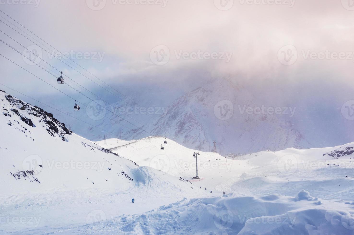 pista de esqui e teleférico na estância de esqui elbrus foto