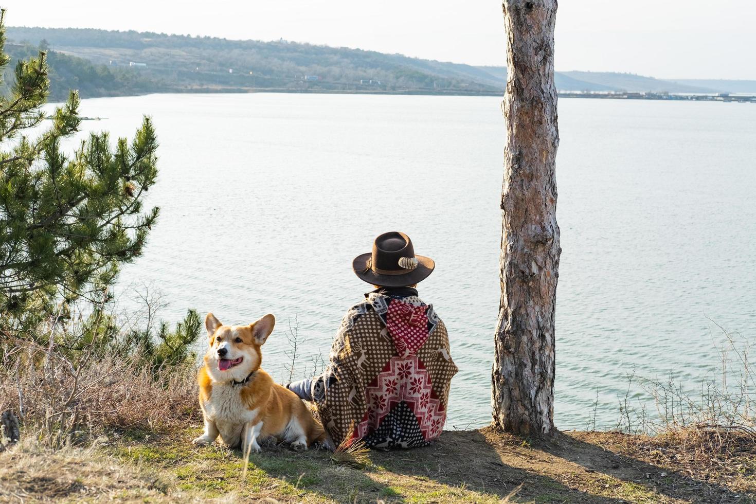 mulher jovem hippie viajar com cachorro corgi foto