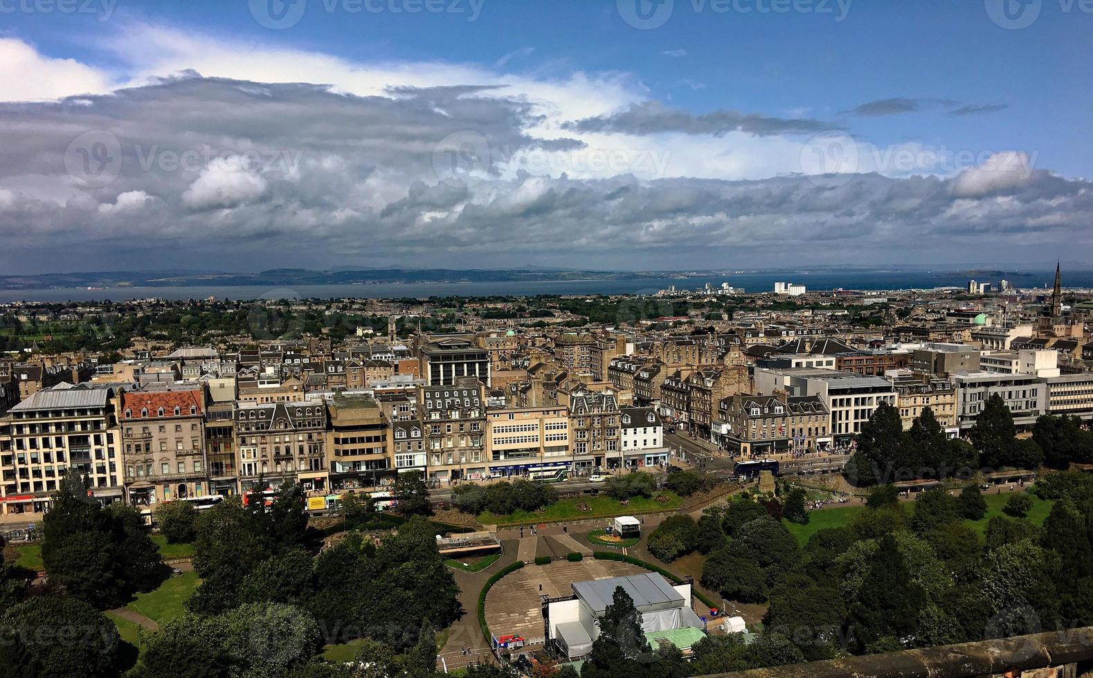 uma vista de edimburgo na escócia foto